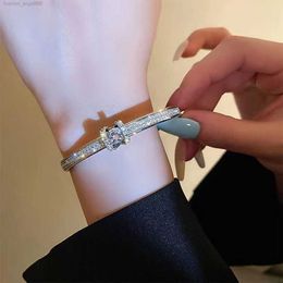 Luxurys Designers Bracelet designer charm Jewelry Bangle women top quality High sense diamond bracelet celebrity temperament versatile jewelrys Bangles eee