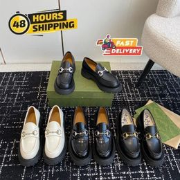 Tasarımcı Bee Loafers Kadınlar Yuvarlak Ayakkabı Sıradan Ayakkabı Kalın Sole Loafers Kalın Sole At Dişli Metal Toka Kadınlar Lüks Siyah Deri Elbise Ayakkabı