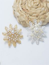 İnci Rhinestone Snowflake Brooches Kadınlar Metal Metal Hırka Eşarp Şal Güvenliği Broşlar Yeni Yıl Partisi Noel Hediyeleri