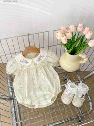 T-shirts 2024 sommar ny baby flicka söt kort ärm bodysuit bomull nyfödd söt broderi jumpsuit spädbarn blomma prinsesskläder24328