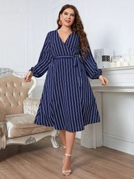 Plus Size Avvolgente Scollo a V Abito da donna Lungo Maniche da vescovo Stampa a righe Abito Cintura in vita Aline Autunno Abbigliamento femminile elegante 240312