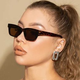 Sunglasses Small retro womens rectangular sunglasses womens fashion retro brand design travel plaza black frame womens sunglasses UV400 J240328