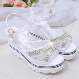 Sandals New wedge-shaped womens sandals fish buckle casual shoes flat bottomed thick rhinestones elegant summer clothing H240328