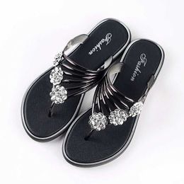 Slippers Womens Flat Shoes 2023 Fashion Rhinestone Flower Pattern Flip Top Summer Sandals Low High Heel Beach Casual H240328DNUF
