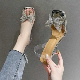 Sandals 2023 Summer New Transparent PVC Fashion High Grade with Bow Knot Wearing Slippers Externally Square Head Womens Shoes H240328FGYG