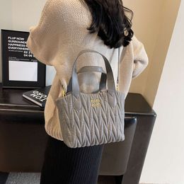 Geschäfte Export -Designer -Umhängetaschen Trendy und modische Gemüse -Handheld -Eimer -Tasche für Frauen 2024 Lazy Fleuled Cloud Fortschritt ein Schulterkreuzkörper