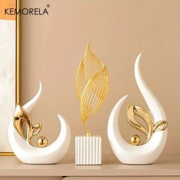 Ceramic Statue Nordic Creative Light Luxury Living Room Decoration Sculptures and Figurines Office Desk Accessories Room Decor 240323