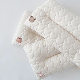 Ins Korean Toddler dla dzieci poduszka niedźwiedź haftowe miękkie poduszki do mycia do spania komfortowo -pościel 240321