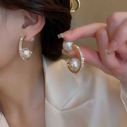 Charm Gold colour Pearl C Stud Earrings Shiny Rhinestone Hook Studs Zinc alloy material 925 silver needle jewelry style fashion Y240328