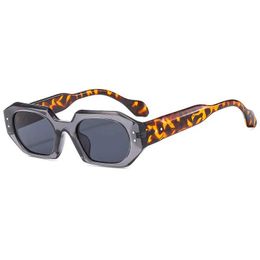 Sunglasses New black retro irregularly shaped sunglasses with seven corners and thick legs contrasting with colorful variable outdoor glasses for women J240328