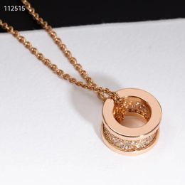 Collana 18K Collana di lusso Designer di marca Pendenti Collane in acciaio inossidabile Lettera Collane Catena Accessori per gioielli Regali 2024 Famosi gioielli con diamanti