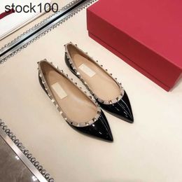 Valentins Shoe 2024 New Versatile Warren v Home Rivet Pointed Naked Flat Bottom Baotou Shallow Mouth One Step Sexy Single Shoes Female