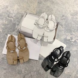 Tabi Magira designer verão sandálias romanas super quentes MM6 linha reta com salto baixo clipe toe sandálias de fadas sapatos femininos