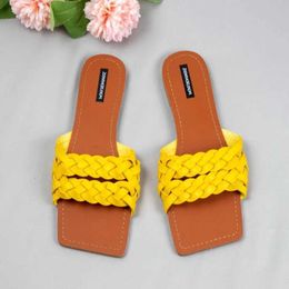 Slippers Womens Sandals Summer 2024 Vintage Thin Belt Elegant Flat Bottom Slide Breathable Outdoor Beach Shoes H240328