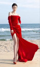 Zarif Uzun Kollu Kırmızı Ünlü Elbiseler Slit Mermiad Velvet Batae Boyun Zemin Uzunluğu Fermuar Arka Balo Elbiseleri Kadınlar İçin