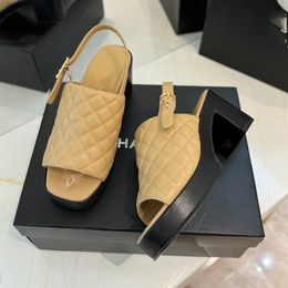 Sandali firmati da donna retrò Sandali con zeppa Scarpe con bocca di pesce Slingback Pelle di pecora cava Sandali con fibbia regolabile Scarpe eleganti ricamate