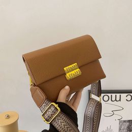 Stores Export Designer Shoulder Bags Small and High-end Feeling Handbag for Womens New Style Lock Buckle Wide Strap Crossbody Small Square Bag 2024 Fashion Trend