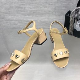 24ss Slingback da donna Scarpe eleganti Sandali con tacco grosso Designer Pelle di agnello Scarpe da sposa regolabili con fibbia alla caviglia con scarpe casual a forma di cuore per una vacanza in festa