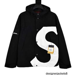 Designer Instagram Fashion Brand Joint Outdoor Leisure Alpinismo Grande S Lettera Rush Cappotto per uomini e donne Coppie Cappotto antivento e impermeabile 0C0H