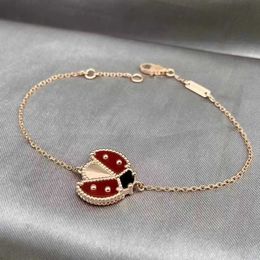 Designer's latest brand V Golden Van Open Winged Ladybug High Grade Thick Plated 18K Bracelet for Womens Style Simple and Exquisite Agate Shell