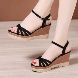 Sandals Hot selling thick soled leather leisure platform sandals for womens summer 2024 high heels wedge shoes office beach mother H240328