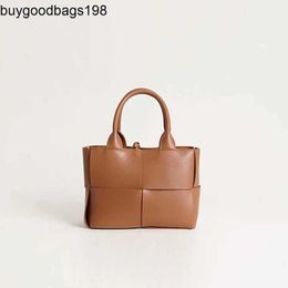Arco Tote Bags Bottegvenets Handbags Bag Womens Spring and Summer New Big Lattice Woven Simple Versatile High Capacity Fashion Wom