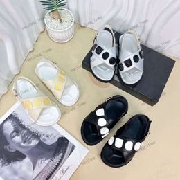 Çift Çapraz Kayış Sandalları Çocuk Yaz Slaytları Slingback Plaj Havuzu Ayakkabı Toddler Deri Dad Sandal Okul Öncesi Düz Slaytlar Günlük Spor ayakkabıları G Mektup Boyut 26-35