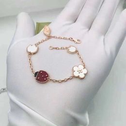 A última marca da marca Van V Gold Gold grossa 18K Rose Rose Seven Star Ladybug Bracelet para mulheres com dupla cara de vestindo como um pequeno presente