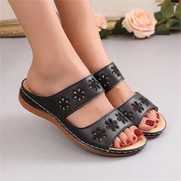 Slippers Women's Fashion Flat Sandals Summer Ladies Hollow Out Flower Roman Women Walking Wedges Platform