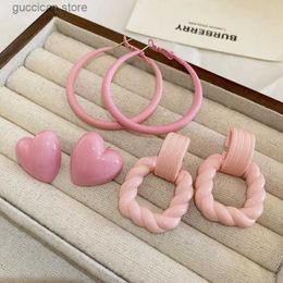 Charm Pink Acrylic Twisted Earring for Women Heart Circle Solid Colour Hoop Earrings Sweet Cute Jewellery Versatile Date Nights Y240328