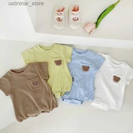 T-shirty 2023 Summer New Baby krótkie rękaw słodkie body niedźwiedzi cienki oddychający dziecięcy ubrania niemowlęta