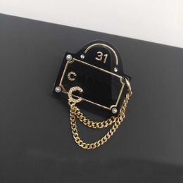 2022 Luxury quality charm handbag brooch with black Colour design and sparkly diamond in 18k gold plated have box stamp PS7313A287e