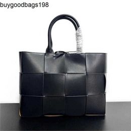 Arco Tote Bags Bottegvenetas Handbags Arcos 2024 Petite Collection Knitting a Blend of Vintage Inspiration and Contemporary Elegance in Genuine Leather