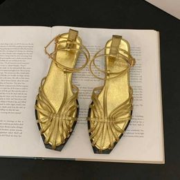 Sandals SUOJIALUN 2023 Summer Flat Shoes Womens Fashion New Gold Narrow Belt Sling Ankle Srtrap Dress Slide H2403288ESM