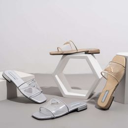 Designer prads One Word Transparent Strap Flat Bottom Sandals for Womens Lides p Familys Three Corner Logo Low Heels for External Wear Slippers