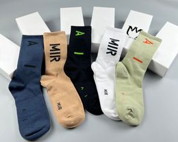 SOCKS Designer Man Klasik Kadın Çoraplar Yüksek kaliteli saf pamuklu çoraplar am Familys çorap uzun çoraplar ortalama boyutta moda ve nefes alabilen örgü pamuklu çoraplar