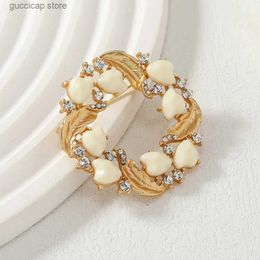 Pins Brooches High Grade Gold Color Inlaid Rhinestone Flower Brooches for Women Vintage Charm Metal Brooch Pins Dress Accessories Jewelry Gift Y240329