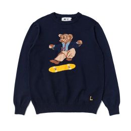 Fashion rotonda con cappuccio per pullover a collo rotondo Nuovi maglioni Cartoon Skateboard Little Bear Doll Feershirt Men S and Women Casual Versatile Versatile Maglie a maniche lunghe