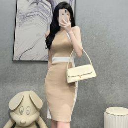 Elegant and socialite style knitted ice silk dress summer womens sleeveless slim fit contrasting color suspender 240329