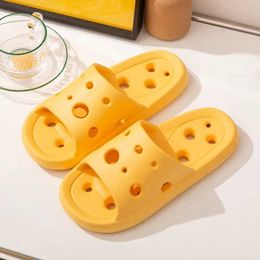 Slippers Women Bathroom House Cheese Leaking Quick-drying Shower Slipper Light Weight WaterLeaky Beach Flip Flop Swimming Slides H240328QJPC