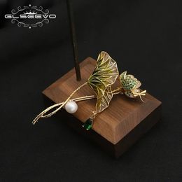 Jewelry Golden Lotus Flower Leaf Natural Freshwater Pearls Brooch Pin Gift for Women Girl Elegant Pins Fashion Gifts 240315