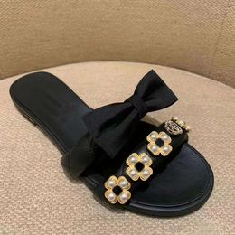 Xiaoxiangfeng Bowtie Slippers for Womens Outwear 2023 Summer New Pearl Diamond Button Cool Slippers Flat Beach Shoes
