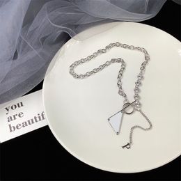 Damen Designer-Halsketten Mode Luxurys Marken Lässige Halskette Klassische Buchstaben Golden Silber Funkelnder Diamantschmuck Vier Styl260e