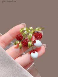 Pins Brooches Personalized Fashionable Lychee Brooch Elegant Fruit Design Badge Mens And Womens Clothing Accessory Pins Y240329