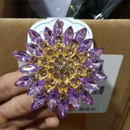 Pins Brooches Various Colours New Fashion High-End Exquisite Zircon Flower Brooch Womens Trendy Charm Elegant Banquet Peacock Brooch Jewellery Y240329