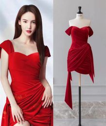 Elegant Short Red Sweetheart Celebrity Dresses Sheath Velvet Mini Length Zipper Back Prom Dresses for Women