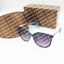 1pcs Fashion Sunglasses Eyewear Sun Glasses Designer Mens Womens Brown Cases Black Metal Frame Dark M5