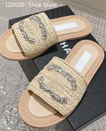 Парижские роскошные женские сандалии, очаровательные противоскользящие пляжные туфли для отпуска с открытым носком на плоской подошве, брендовая обувь с 2-канальным водным ромбовидным плетением, повседневные модные тапочки, дизайнерская обувь CCCC