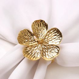 6PCS Plum Blossom Napkin Buckle Bloom Napkin RingFlower Types Decoration Napkin Holder for el Parties Feast Dining Table 240319