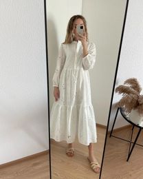 Abito da donna elegante in pizzo ricamato bianco femminile con giunzione floreale scava fuori abiti da festa casual allentati 240325